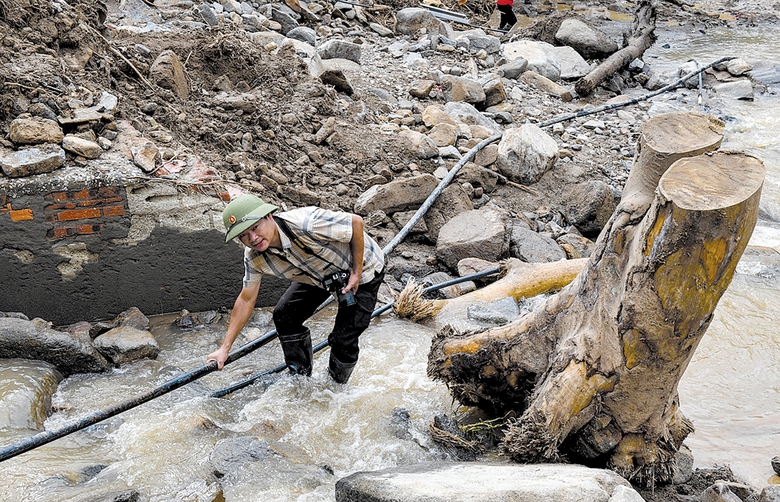 Ăn lương kh&ocirc;, băng rừng v&agrave;o t&acirc;m lũ M&ugrave; Cang Chải- Ảnh 2.