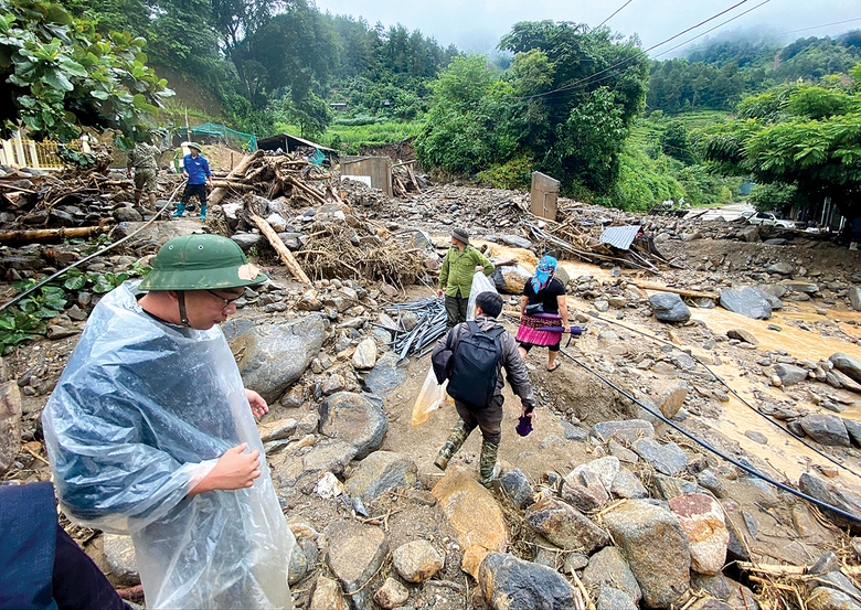Ăn lương kh&ocirc;, băng rừng v&agrave;o t&acirc;m lũ M&ugrave; Cang Chải- Ảnh 1.