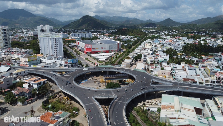 Xe 45 chỗ chưa được ph&eacute;p đi tr&ecirc;n n&uacute;t giao ng&agrave;n tỷ ở Nha Trang- Ảnh 1.