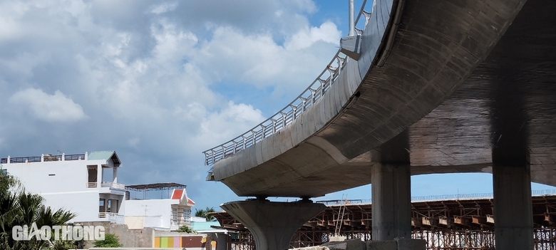 Xe 45 chỗ chưa được ph&eacute;p đi tr&ecirc;n n&uacute;t giao ng&agrave;n tỷ ở Nha Trang- Ảnh 2.