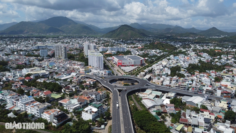 Xe 45 chỗ chưa được ph&eacute;p đi tr&ecirc;n n&uacute;t giao ng&agrave;n tỷ ở Nha Trang- Ảnh 3.