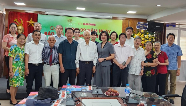B&aacute;o Giao th&ocirc;ng gặp mặt c&aacute;n bộ hưu tr&iacute; nh&acirc;n dịp 21/6- Ảnh 1.
