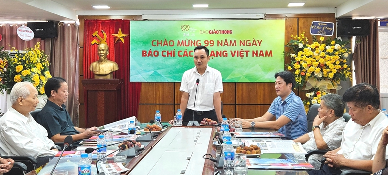 B&aacute;o Giao th&ocirc;ng gặp mặt c&aacute;n bộ hưu tr&iacute; nh&acirc;n dịp 21/6- Ảnh 2.