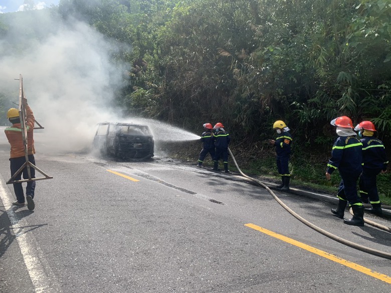 Xe 7 chỗ bốc ch&aacute;y tr&ecirc;n đ&egrave;o Kh&aacute;nh L&ecirc;- Ảnh 2.