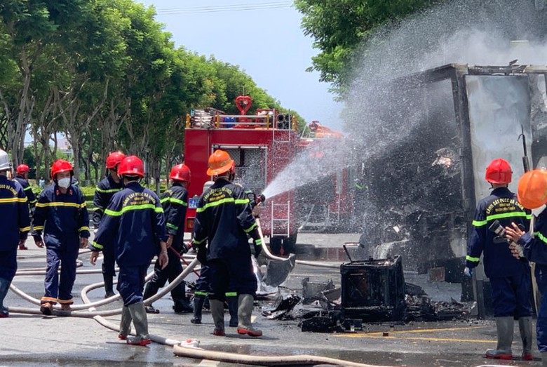 Hiện trường vụ ch&aacute;y xe tải.