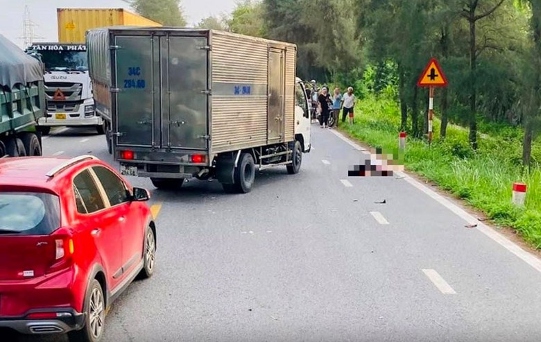 Sau vụ tai nạn, thiếu niên điều khiển xe máy tử vong. Sau vụ tai nạn, thiếu niên điều khiển xe máy tử vong.