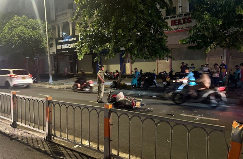 Hiện trường vụ &ocirc; t&ocirc; tải t&ocirc;ng xe m&aacute;y khiến 2 vợ chồng nhập viện trong t&igrave;nh trạng nguy kịch.