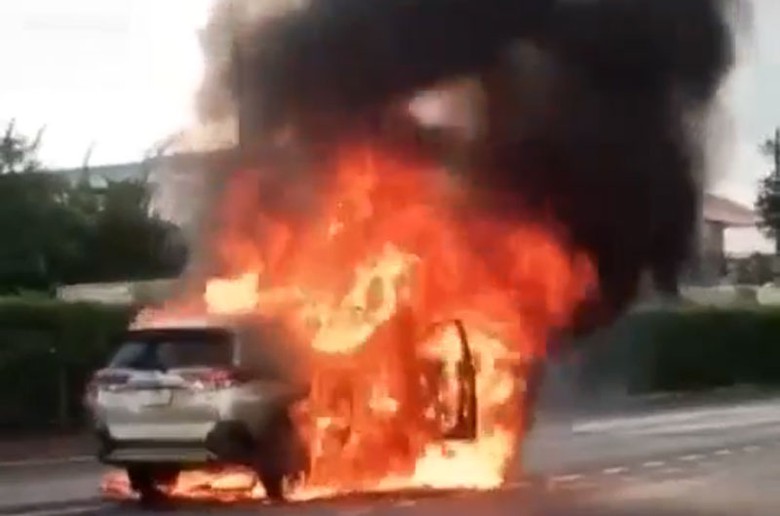 Chiếc &ocirc; t&ocirc; 7 chỗ bốc ch&aacute;y ng&ugrave;n ngụt tr&ecirc;n quốc lộ 1 (ảnh cắt từ clip).