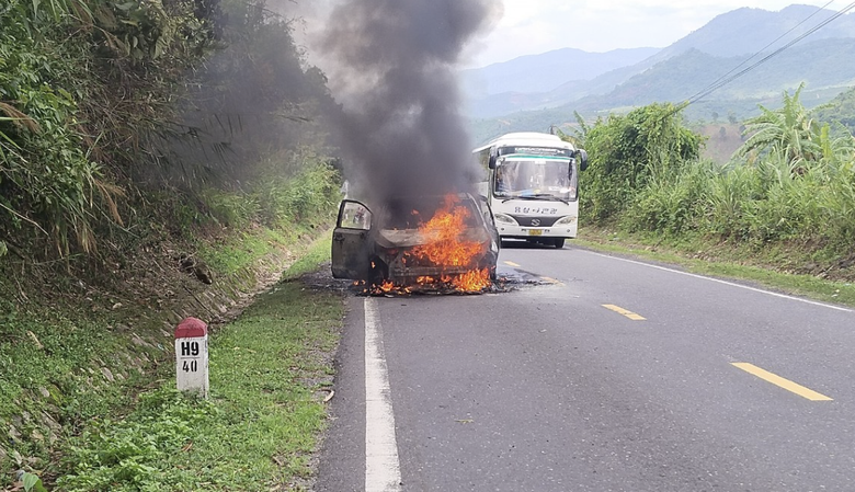 Liên tiếp cháy ô tô con, phòng tránh cách nào?- Ảnh 2. Liên tiếp cháy ô tô con, phòng tránh cách nào?- Ảnh 2.