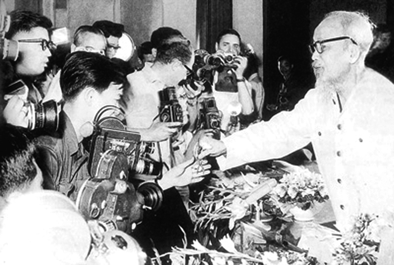 Học B&aacute;c để t&acirc;m s&aacute;ng, l&ograve;ng trong, b&uacute;t sắc- Ảnh 1.