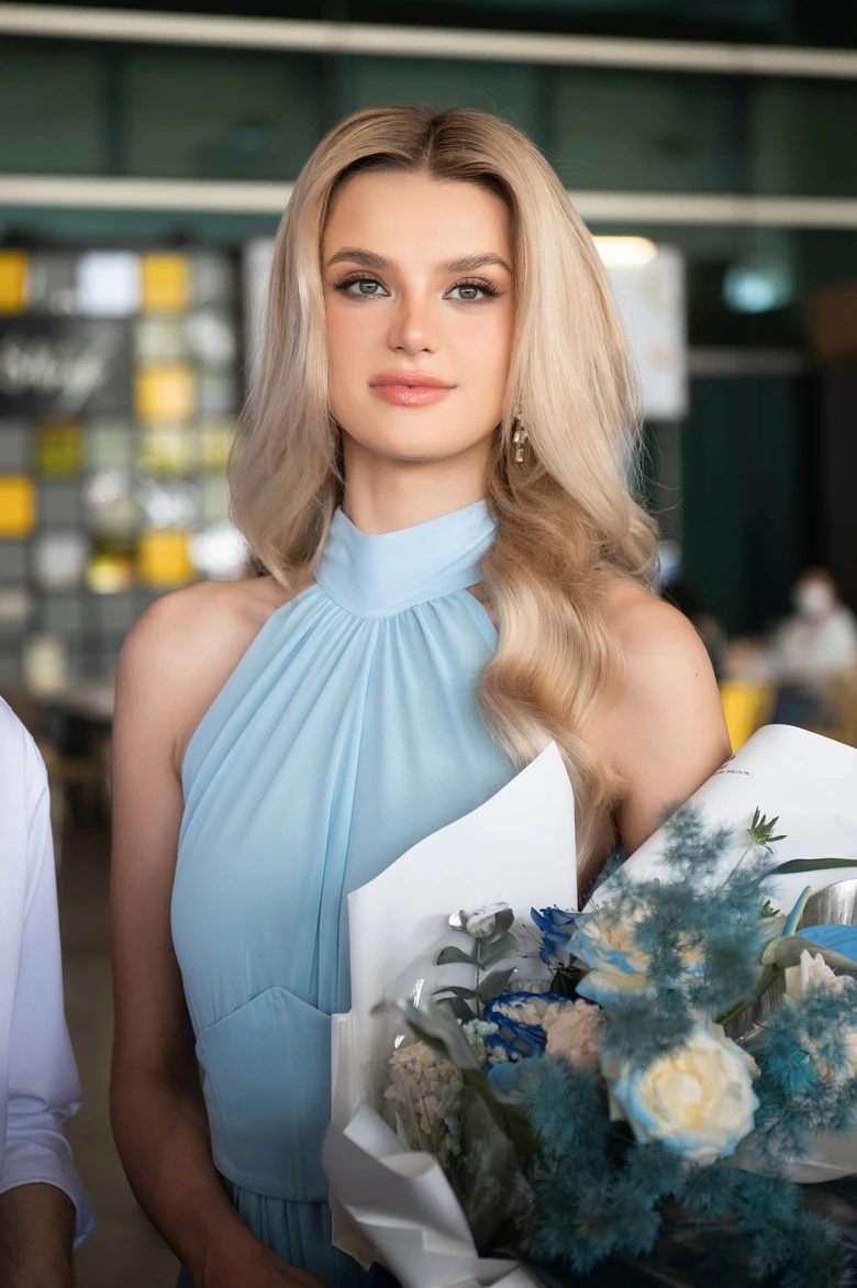 &ldquo;B&uacute;p b&ecirc; sống" Miss World 2024 Krystina Pyszkova đọ d&aacute;ng b&ecirc;n hoa hậu &Yacute; Nhi- Ảnh 3.