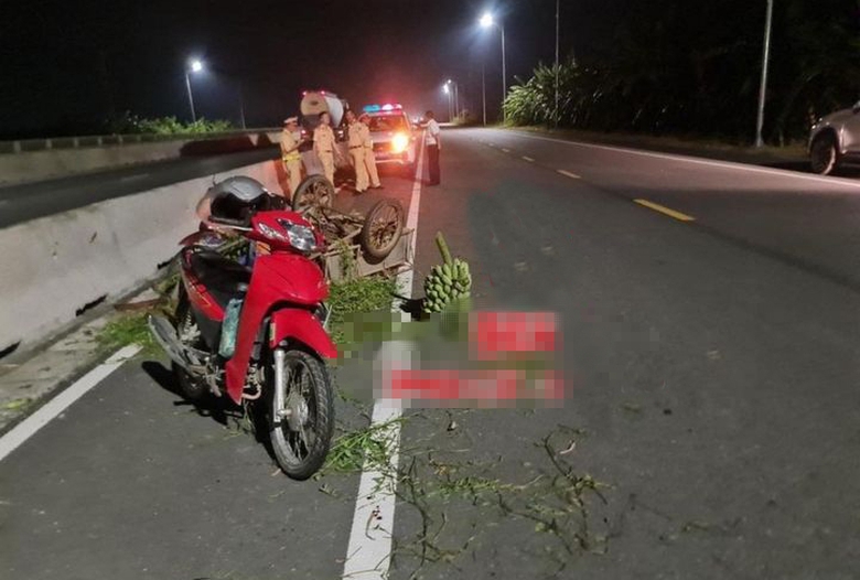 Tai nạn xe m&aacute;y tr&ecirc;n đường 14 l&agrave;n, một người chết, một người bị thương- Ảnh 1.