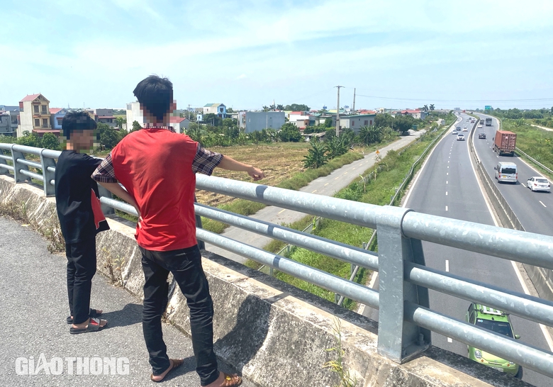 Cao tốc Cao Bồ - Mai Sơn: &Ocirc; t&ocirc; kh&aacute;ch bị n&eacute;m vỡ k&iacute;nh trong đ&ecirc;m- Ảnh 1.