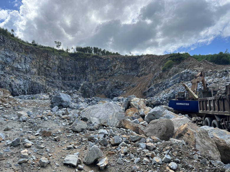 Kh&ocirc;ng lắp trạm c&acirc;n, chủ mỏ đ&aacute; bị phạt 300 triệu đồng- Ảnh 1.