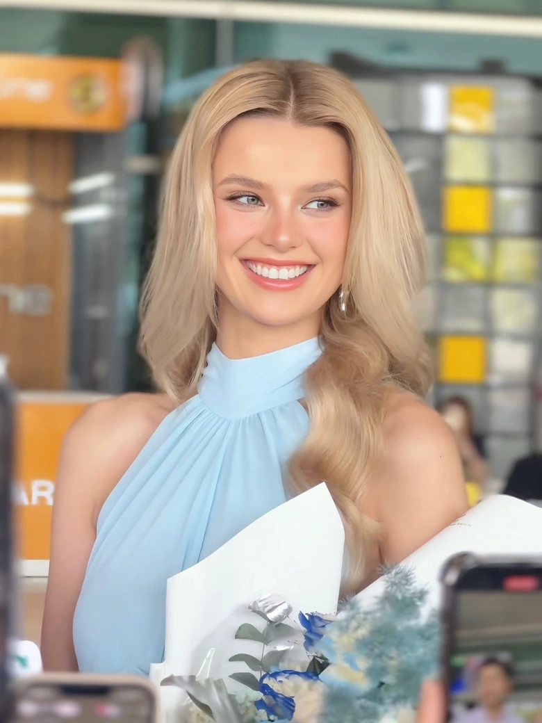 &ldquo;B&uacute;p b&ecirc; sống" Miss World 2024 Krystina Pyszkova đọ d&aacute;ng b&ecirc;n hoa hậu &Yacute; Nhi- Ảnh 1.