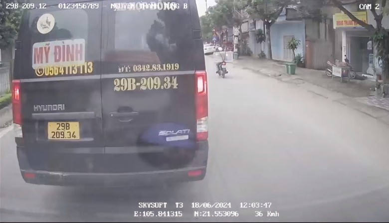 Xe kh&aacute;ch ch&egrave;n &eacute;p nhau tr&ecirc;n đường, người d&acirc;n hốt hoảng leo vỉa h&egrave; để tr&aacute;nh- Ảnh 1.