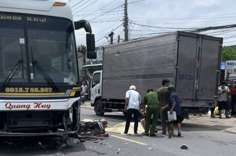 Hiện trường vụ va chạm khiến hai người đ&agrave;n &ocirc;ng tử vong tại chỗ.
