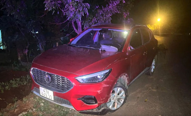 Chiếc &ocirc; t&ocirc; do t&agrave;i xế Khổng Văn Tuấn điều khiển bị bắt giữ sau khi rời khỏi hiện trường vụ TNGT.