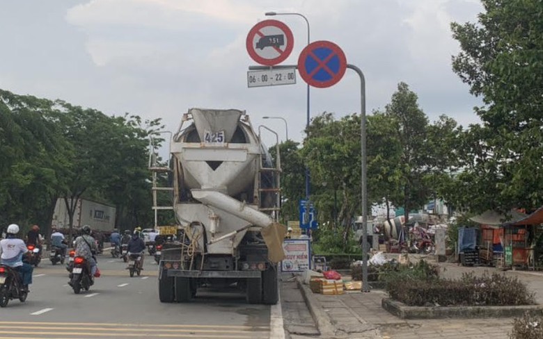 Đo&agrave;n xe b&ecirc; t&ocirc;ng đỗ bất chấp biển cấm bị CSGT xử phạt