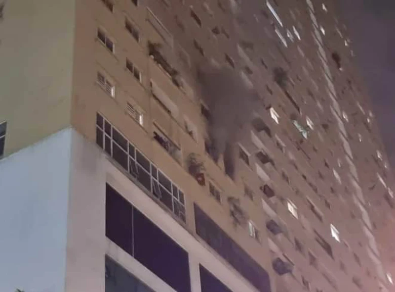 Ch&aacute;y chung cư Bắc H&agrave;, người d&acirc;n th&aacute;o chạy trong đ&ecirc;m- Ảnh 1.