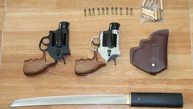 Bắt giữ 3 đối tượng d&ugrave;ng dao, s&uacute;ng cướp t&agrave;i sản người đi đường- Ảnh 1.