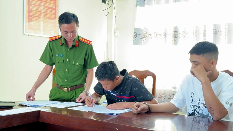 Bắt 4 thanh ni&ecirc;n ở An Giang d&ugrave;ng dao ch&eacute;m người trong qu&aacute;n nhậu- Ảnh 2.