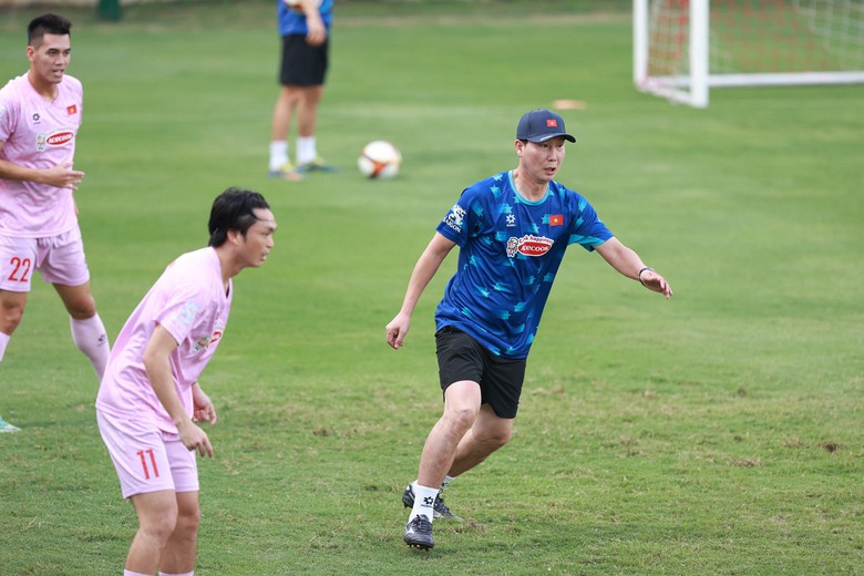 Chỉ sau 2 ng&agrave;y, HLV Kim Sang-sik đ&atilde; cho thấy sự kh&aacute;c biệt với &ocirc;ng Troussier- Ảnh 2.