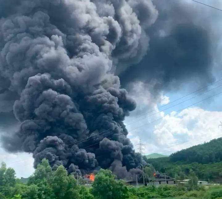 Cháy lớn tại nhà xưởng sản xuất bao bì 1.900m2 ở Quảng Nam- Ảnh 2. Cháy lớn tại nhà xưởng sản xuất bao bì 1.900m2 ở Quảng Nam- Ảnh 2.