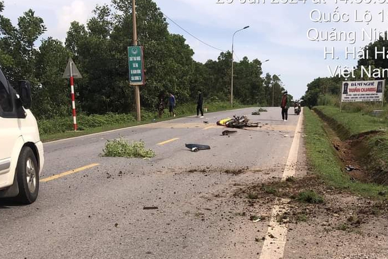 &Ocirc; t&ocirc; tải t&ocirc;ng xe m&aacute;y đi c&ugrave;ng chiều tr&ecirc;n QL18, chồng tử vong, vợ bị thương- Ảnh 1.