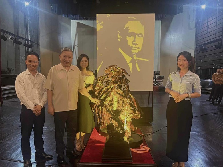 Món quà đặc biệt Tổng bí thư Nguyễn Phú Trọng đích thân chọn tặng Tổng thống Putin- Ảnh 1. Món quà đặc biệt Tổng bí thư Nguyễn Phú Trọng đích thân chọn tặng Tổng thống Putin- Ảnh 1.