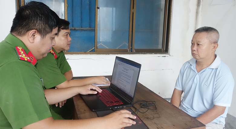 Tạm giam 3 đối tượng vận chuyển hơn 530.000 USD tr&aacute;i ph&eacute;p qua bi&ecirc;n giới- Ảnh 3.