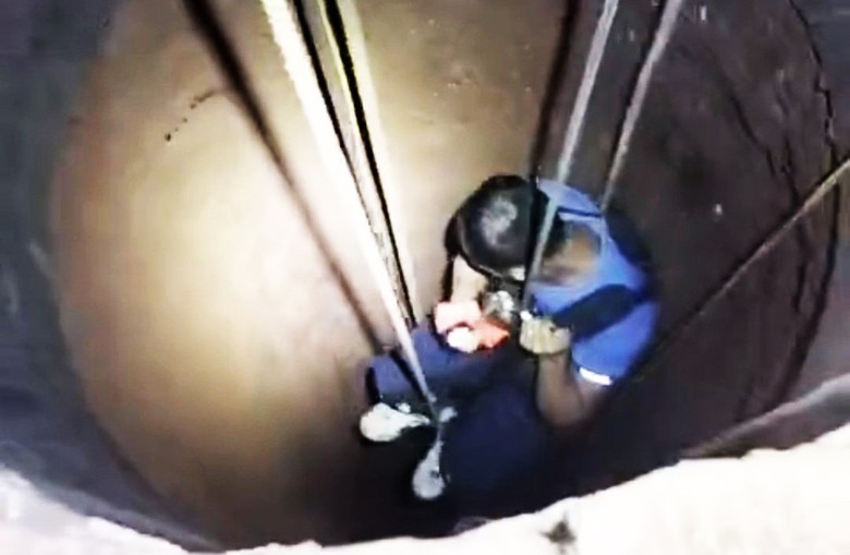 Người đ&agrave;n &ocirc;ng bị m&aacute;y bơm rơi tr&uacute;ng khi đang nạo v&eacute;t dưới giếng s&acirc;u 30m- Ảnh 2.