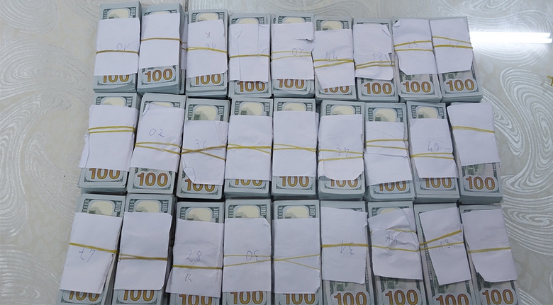 Tạm giam 3 đối tượng vận chuyển hơn 530.000 USD tr&aacute;i ph&eacute;p qua bi&ecirc;n giới- Ảnh 4.