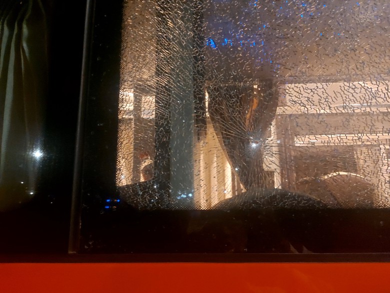 Nhiều xe giường nằm bị bắn vỡ k&iacute;nh tr&ecirc;n cao tốc Mỹ Thuận - Cần Thơ- Ảnh 1.