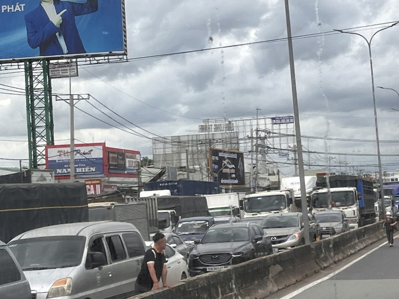 Cao tốc TP.HCM - Long Thành - Dầu Giây và QL51 ùn tắc kéo dài sau tai nạn- Ảnh 3. Cao tốc TP.HCM - Long Thành - Dầu Giây và QL51 ùn tắc kéo dài sau tai nạn- Ảnh 3.