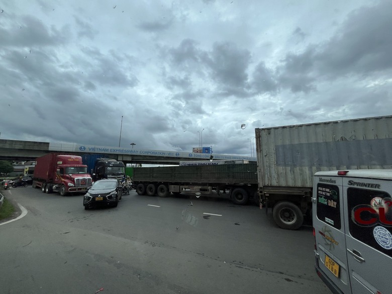 Cao tốc TP.HCM - Long Thành - Dầu Giây và QL51 ùn tắc kéo dài sau tai nạn- Ảnh 4. Cao tốc TP.HCM - Long Thành - Dầu Giây và QL51 ùn tắc kéo dài sau tai nạn- Ảnh 4.