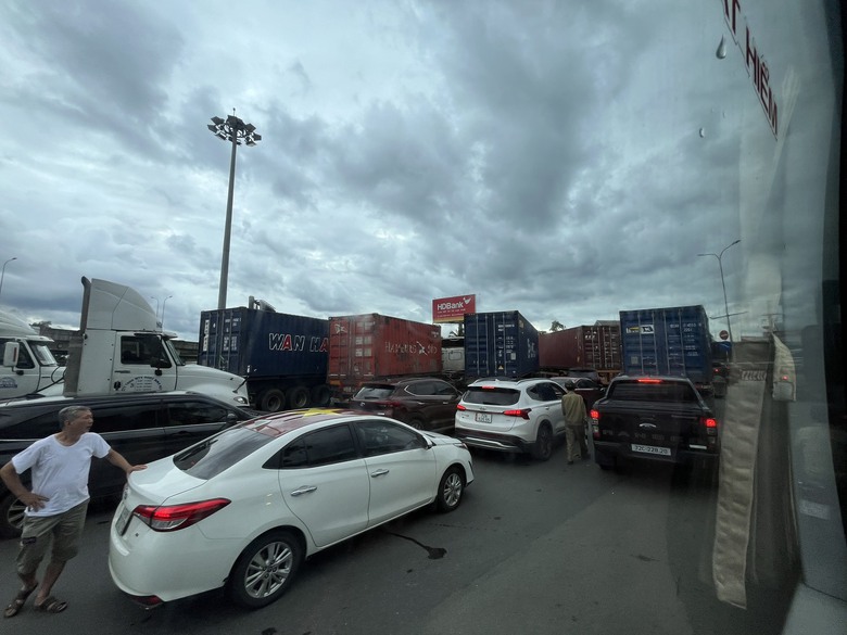 Cao tốc TP.HCM - Long Thành - Dầu Giây và QL51 ùn tắc kéo dài sau tai nạn- Ảnh 2. Cao tốc TP.HCM - Long Thành - Dầu Giây và QL51 ùn tắc kéo dài sau tai nạn- Ảnh 2.