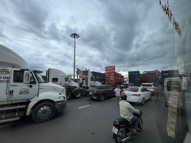 Cao tốc TP.HCM - Long Thành - Dầu Giây và QL51 ùn tắc kéo dài sau tai nạn- Ảnh 6. Cao tốc TP.HCM - Long Thành - Dầu Giây và QL51 ùn tắc kéo dài sau tai nạn- Ảnh 6.