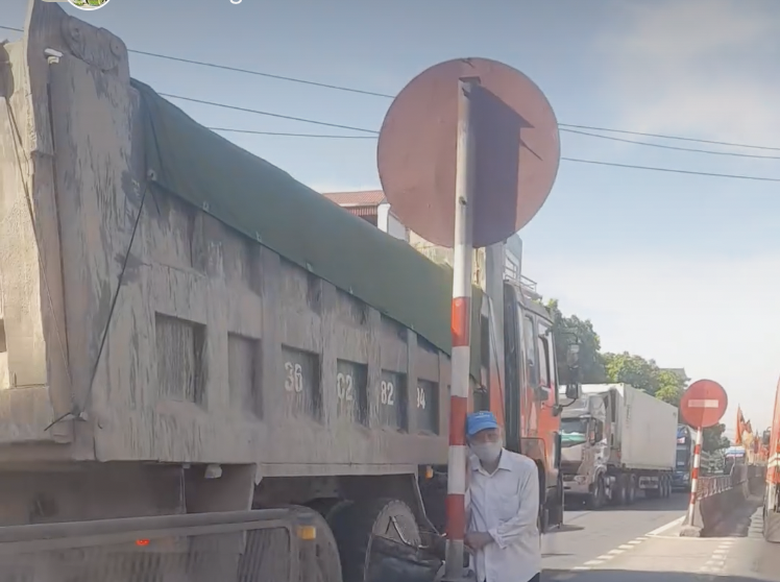 Xử phạt t&agrave;i xế xe tải ngang nhi&ecirc;n đi ngược chiều tr&ecirc;n quốc lộ 1A- Ảnh 1.