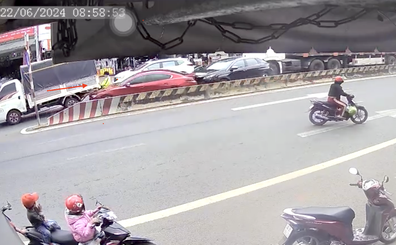 Tai nạn li&ecirc;n ho&agrave;n với 4 &ocirc; t&ocirc;, thiếu ni&ecirc;n đi xe đạp bị hất văng l&ecirc;n nắp cap&ocirc;- Ảnh 2.