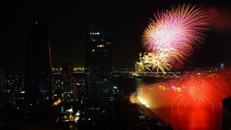 Ph&aacute;o hoa Đ&agrave; Nẵng 2024: M&atilde;n nh&atilde;n m&agrave;n so t&agrave;i của 2 đại diện ch&acirc;u &Acirc;u- Ảnh 8.