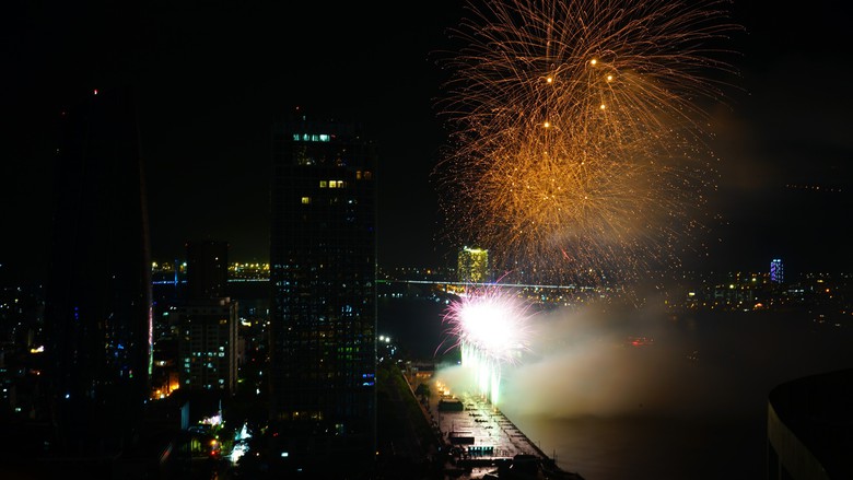 Ph&aacute;o hoa Đ&agrave; Nẵng 2024: M&atilde;n nh&atilde;n m&agrave;n so t&agrave;i của 2 đại diện ch&acirc;u &Acirc;u- Ảnh 9.