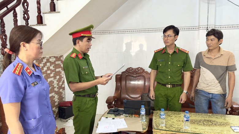 Khởi tố 3 người l&agrave;m giả giấy thẩm định thiết kế xe cơ giới cải tạo- Ảnh 1.