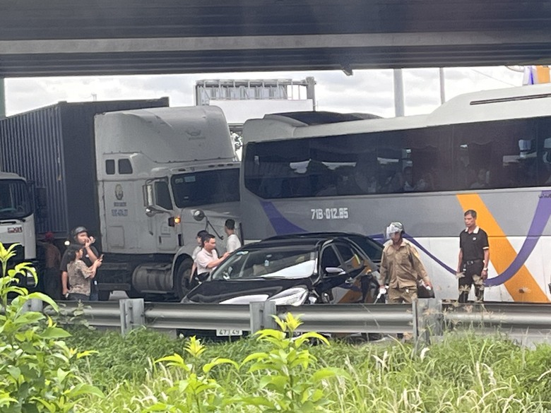 Cao tốc TP.HCM - Long Thành - Dầu Giây và QL51 ùn tắc kéo dài sau tai nạn- Ảnh 1. Cao tốc TP.HCM - Long Thành - Dầu Giây và QL51 ùn tắc kéo dài sau tai nạn- Ảnh 1.