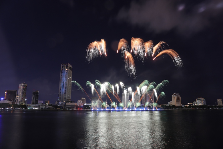 Ph&aacute;o hoa Đ&agrave; Nẵng 2024: M&atilde;n nh&atilde;n m&agrave;n so t&agrave;i của 2 đại diện ch&acirc;u &Acirc;u- Ảnh 4.