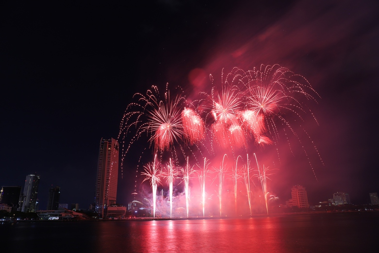 Ph&aacute;o hoa Đ&agrave; Nẵng 2024: M&atilde;n nh&atilde;n m&agrave;n so t&agrave;i của 2 đại diện ch&acirc;u &Acirc;u- Ảnh 2.