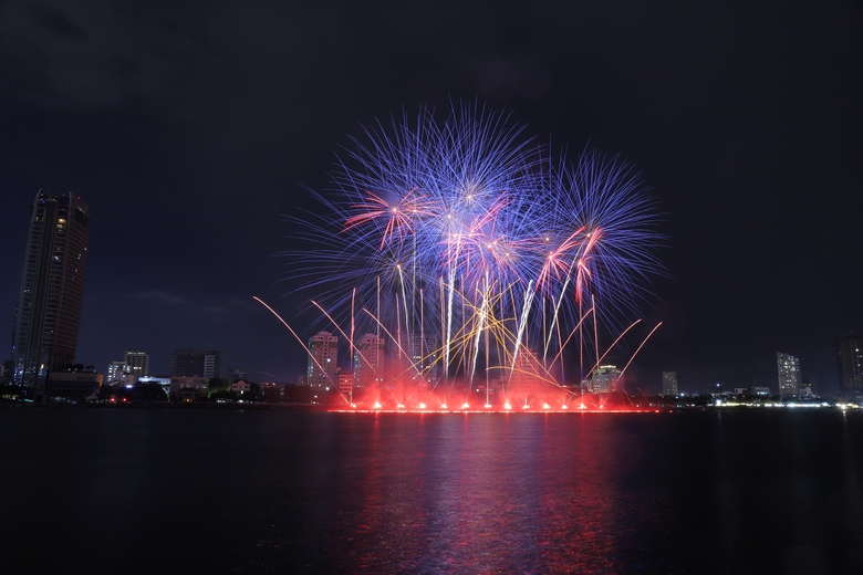 Ph&aacute;o hoa Đ&agrave; Nẵng 2024: M&atilde;n nh&atilde;n m&agrave;n so t&agrave;i của 2 đại diện ch&acirc;u &Acirc;u- Ảnh 7.