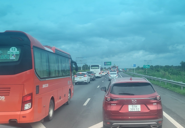 Cao tốc TP.HCM - Long Th&agrave;nh - Dầu Gi&acirc;y v&agrave; QL51 &ugrave;n tắc k&eacute;o d&agrave;i sau tai nạn- Ảnh 5.