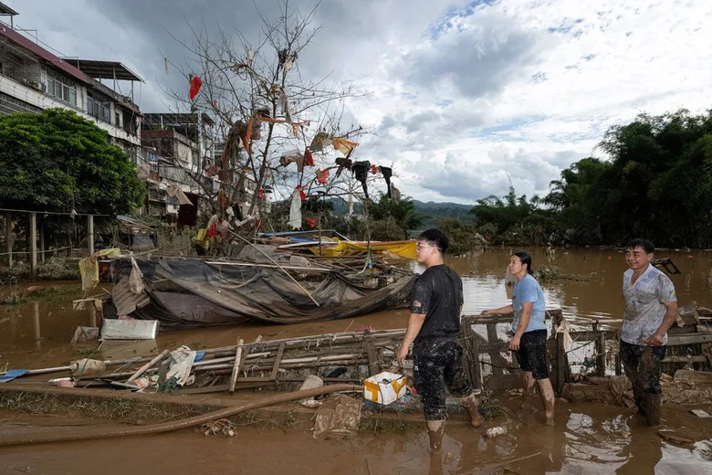 Lũ lụt chưa từng c&oacute; tại miền Nam Trung Quốc l&agrave;m sập đường, 47 người thiệt mạng- Ảnh 4.