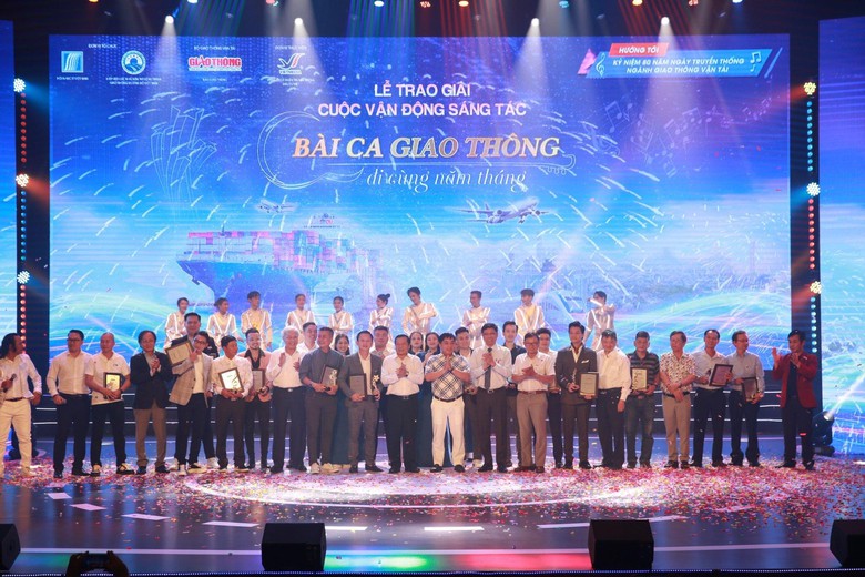 T&aacute;c phẩm Người Đ&egrave;o Cả đoạt giải nhất cuộc thi "B&agrave;i ca giao th&ocirc;ng đi c&ugrave;ng năm th&aacute;ng"- Ảnh 6.